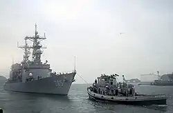 Kittanning tows USS&nbsp;Cushing&nbsp;(DD-985)