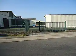 Location of the former Verneuil tramway terminus, with the freight tracks in the middle. The white building is the result of the evolution of the old railway building, which has changed significantly over the years.