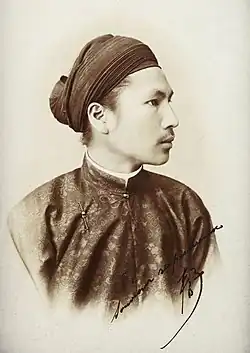 Emperor Hàm Nghi weaing a turban called the khăn vấn.